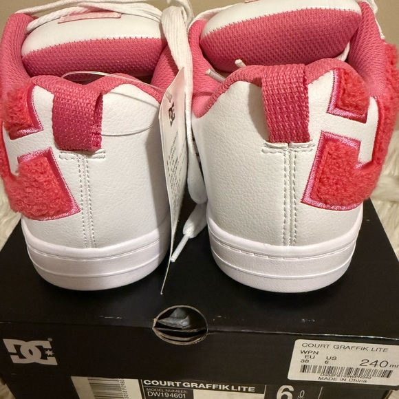 DC Women’s Court Graffik Lite (Pink) - Picture 3 of 7